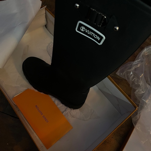 LOUIS VUITTON Rubber Calfskin Territory Flat Boots - Picture 7 of 8